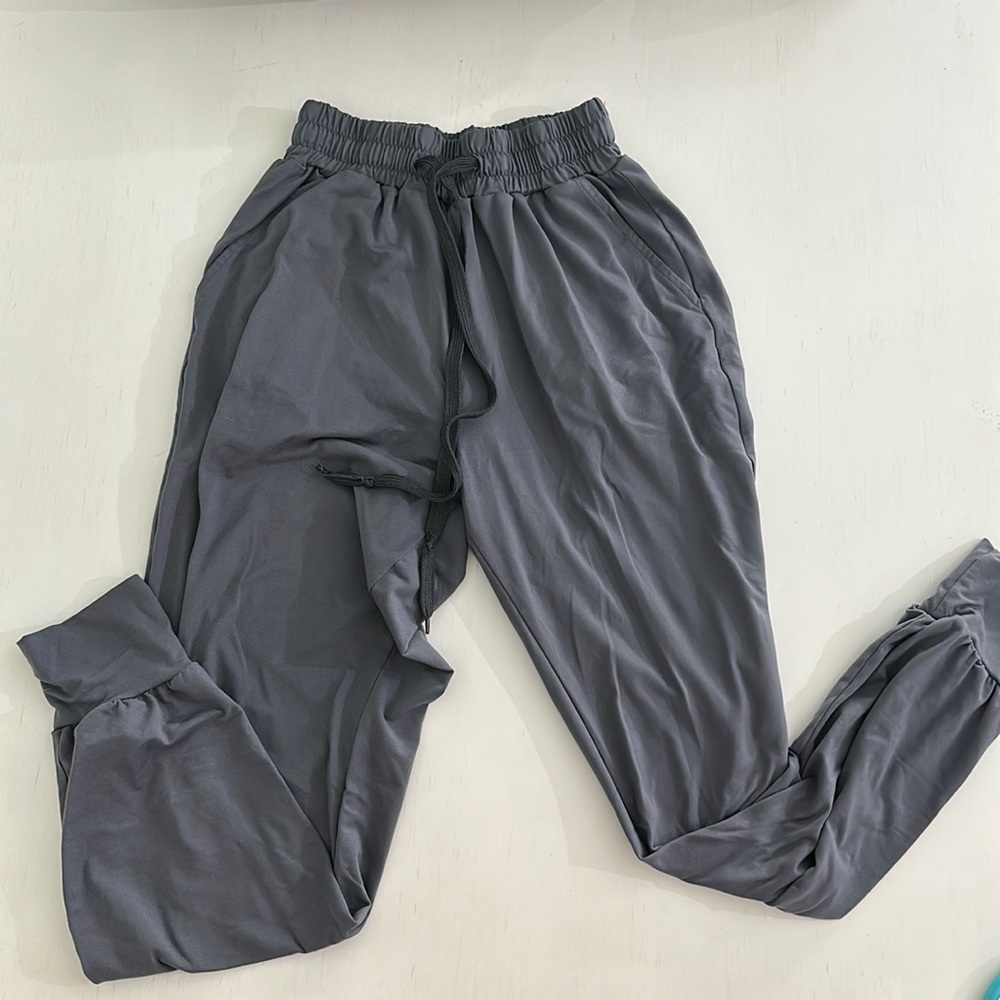 Women’s small grey joggers. Used-good condition.